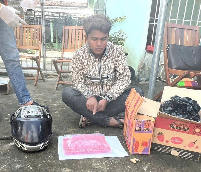 Đối tượng Hồ Vay bên 18.000 viên ma túy bị bắt giữ. (Ảnh: TTXVN phát)