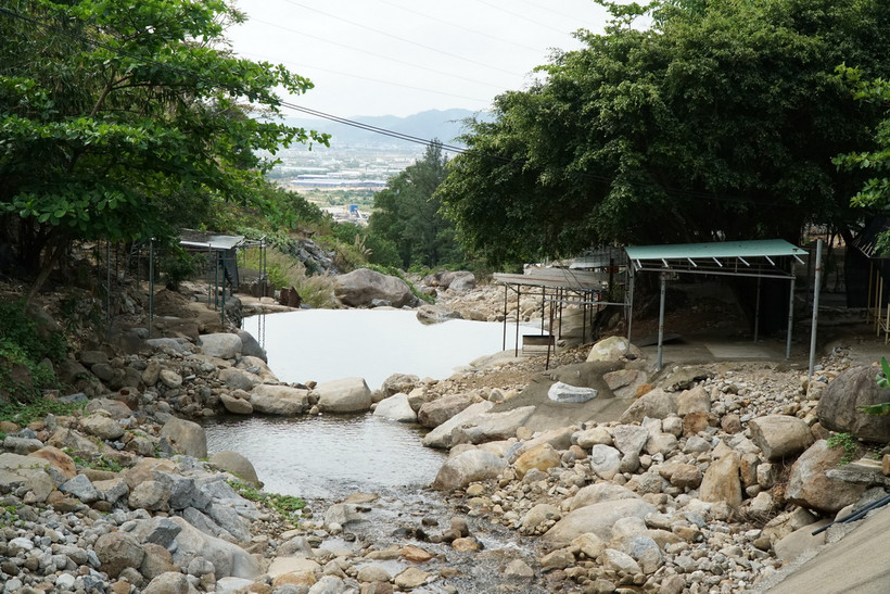 Trên dòng suối Lương hiện có hàng chục điểm kinh doanh ăn uống không phép, cần được chính quyền quy hoạch, quản lý để phát triển bền vững. (Ảnh: Quốc Dũng/TTXVN)