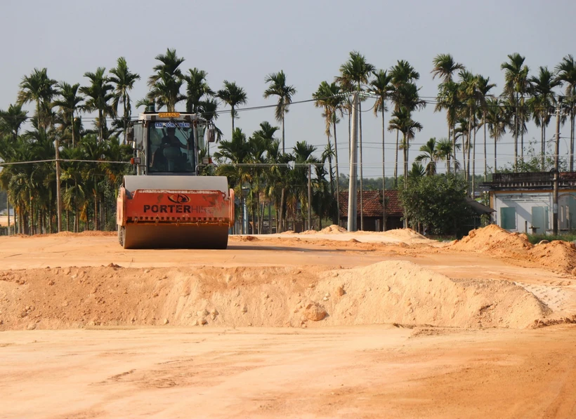 Việc chậm trễ tháo gỡ các “nút thắt” trong công tác giải phóng mặt bằng đang ảnh hưởng lớn đến tiến độ thi công khiến dự án có nguy cơ chậm tiến độ. (Ảnh: Phạm Cường/TTXVN)