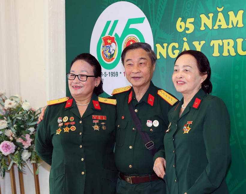 Những chiến sỹ Trường Sơn năm xưa gặp lại đồng đội trong Lễ kỷ niệm 65 năm Ngày mở đường Hồ Chí Minh - Ngày truyền thống Bộ đội Trường Sơn. (Ảnh: Trọng Đức/ TTXVN)