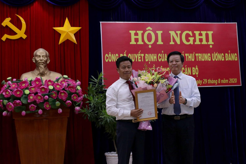 Ông Mai Văn Chính, Ủy viên Trung ương Đảng, Phó trưởng Ban Tổ chức Trung ương trao Quyết định của ban Bí thư cho ông Lê Quân. (Ảnh: Kim Há/TTXVN)