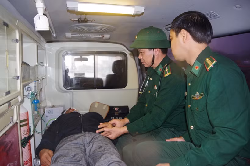 Quân y Bộ đội Biên phòng tỉnh Bình Định khám sức khỏe ban đầu cho thuyền viên người nước ngoài. (Nguồn: báo Bình Định)