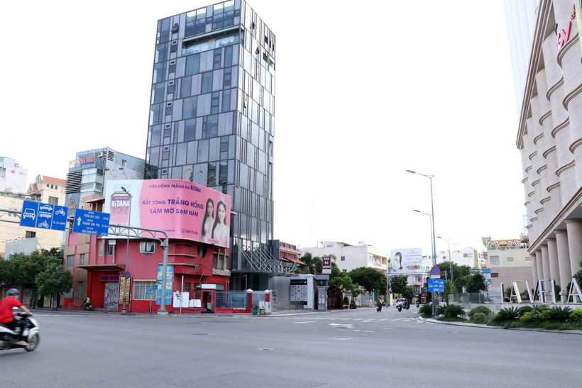 Đường xá vắng vẻ trong buổi sáng ngày đầu thực hiện giãn cách xã hội theo Chỉ thị số 16/CT-TTg. (Ảnh: Xuân Khu/TTXVN)