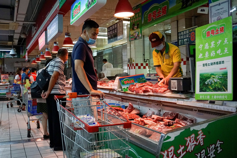 Người dân mua thực phẩm tại siêu thị ở Bắc Kinh, Trung Quốc. (Ảnh: AFP/TTXVN)