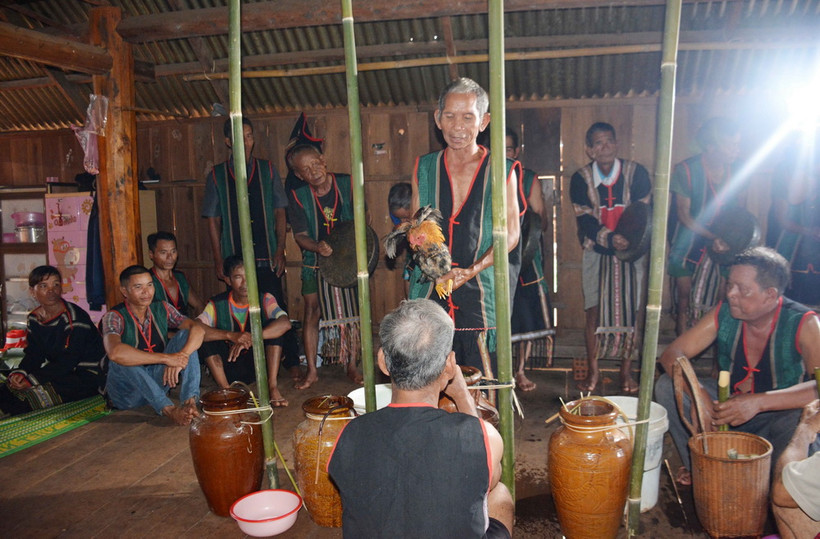 Thầy cúng cầu khấn mong thần linh phù hộ cho người được mừng thọ có sức khỏe, sống lâu cùng con cháu. (Ảnh: Hoài Thu/TTXVN)