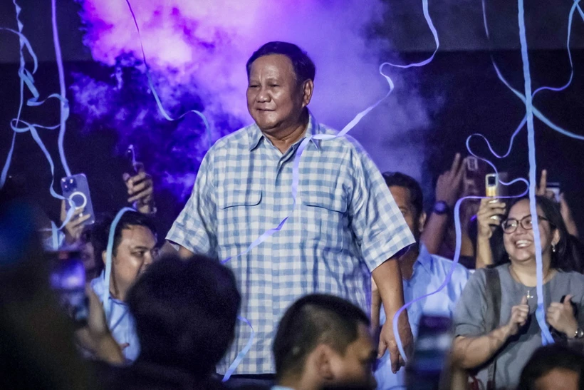 Ứng viên Tổng thống Indonesia Prabowo Subianto (giữa) bên những người ủng hộ sau khi kết quả thăm dò bầu cử được công bố, tại Jakarta ngày 14/2. (Ảnh: AFP/TTXVN)