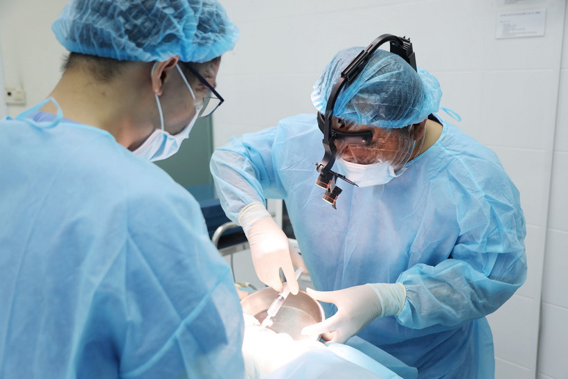 Các bác sỹ thực hiện phẫu thuật hút, nạo chất làm đầy gây ápxe cho bệnh nhân sau thẩm mỹ. (Ảnh minh họa: TTXVN phát)