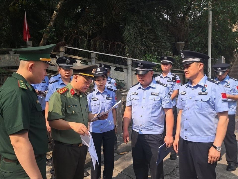 Lực lượng chức năng hai nước tiến hành các thủ tục trao trả 4 người Trung Quốc nhập cảnh trái phép vào Việt Nam. (Ảnh: TTXVN phát)