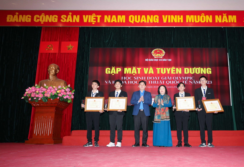 Bộ Giáo dục-Đào tạo gặp mặt, tuyên dương và khen thưởng học sinh đạt giải tại các kỳ thi Olympic Quốc tế. (Ảnh: Thanh Tùng/TTXVN)