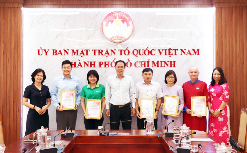 Phó Chủ tịch Thường trực Ủy ban MTTQ Việt Nam TP Hồ Chí Minh Nguyễn Thành Trung trao Thư cảm ơn cho đại diện các đơn vị đã ủng hộ Quỹ "Vì Người nghèo" đón Tết Giáp Thìn 2024. (Ảnh: Xuân Khu/TTXVN)