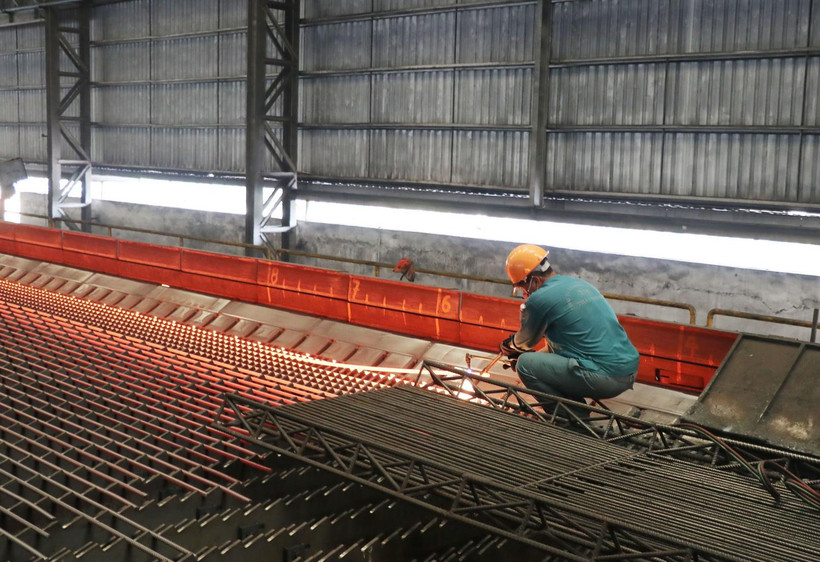 Thép cán ra lò tại Công ty Cổ phần gang thép Thái Nguyên. (Ảnh: Hoàng Nguyên/TTXVN)