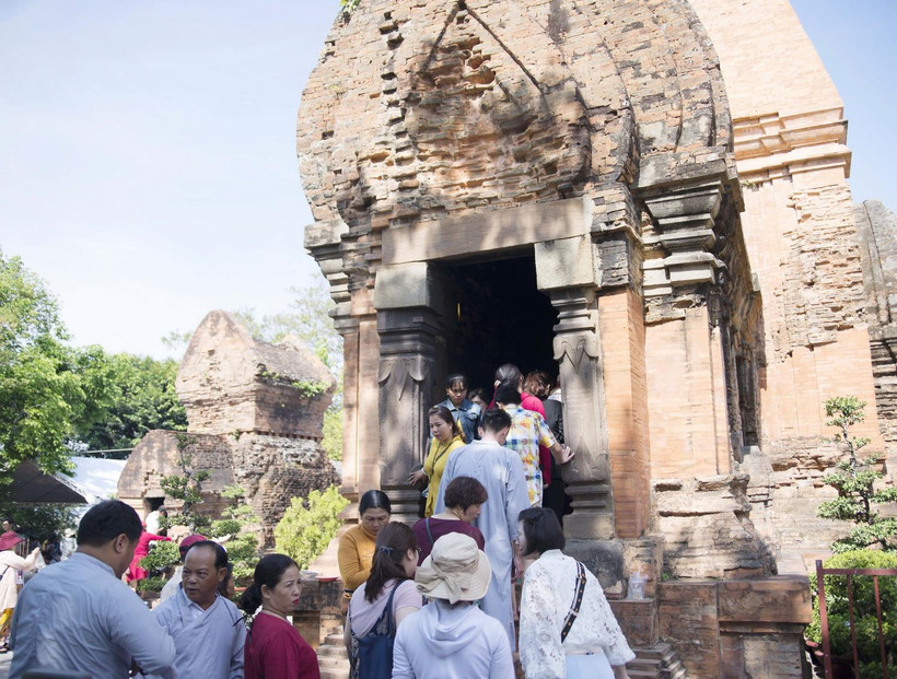 Người hành hương đến viếng ngôi tháp thờ Thiên Y Thánh Mẫu Ana. (Ảnh: Tiên Minh/TTXVN)