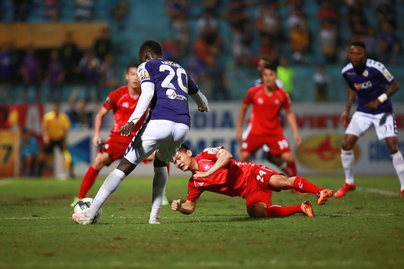 Pha đột phá của tiền vệ Pape Omar (20, Hà Nội FC) qua hậu vệ Hải Phòng để chuyền vào cho Hoàng Vũ Samson đánh đầu, nâng tỷ số trận đấu lên 2-1 cho Hà Nội FC. (Ảnh: Trọng Đạt/TTXVN)