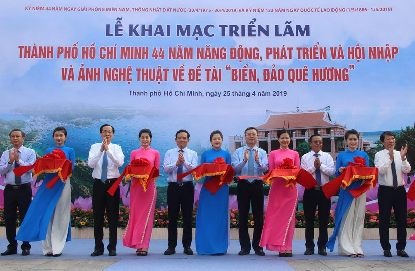 Các đại biểu cắt băng khai mạc triển lãm. (Ảnh: Xuân Dự/TTXVN)