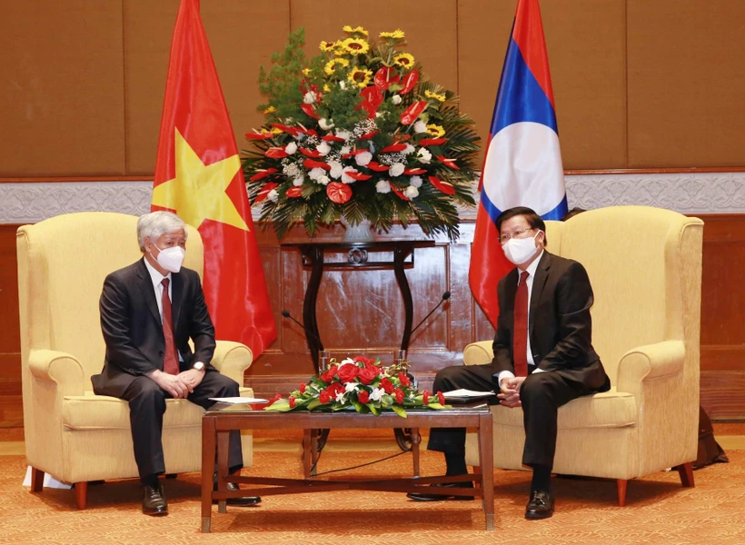 Tổng Bí thư, Chủ tịch nước Lào Thongloun Sisoulith tiếp ông Đỗ Văn Chiến, Bí thư Trung ương Đảng, Chủ tịch Ủy ban Trung ương Mặt trận Tổ quốc Việt Nam đến chào xã giao. (Ảnh: Phương Hoa/TTXVN)