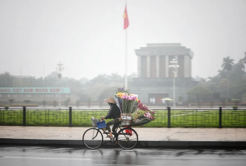 Sương mù dày đặc tại khu vực quảng trường Ba Đình, Hà Nội. (Ảnh: Thành Đạt/TTXVN)