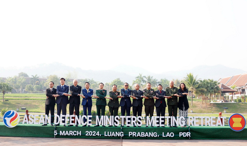 Các trưởng đoàn tham dự Hội nghị Bộ trưởng Quốc phòng ASEAN hẹp chụp ảnh lưu niệm theo kiểu ASEAN tại sự kiện. (Ảnh: Phạm Kiên/TTXVN)