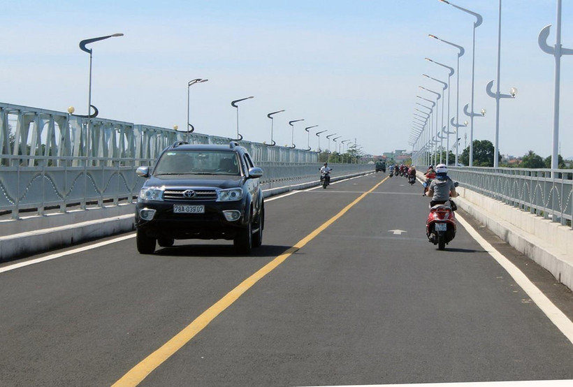 Các phương tiện lưu thông trên cầu Đà Rằng mới. (Ảnh: Thế Lập/TTXVN)