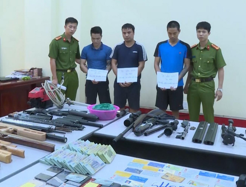 Các đối tượng và tang vật tại cơ quan Công an. (Ảnh: TTXVN phát)