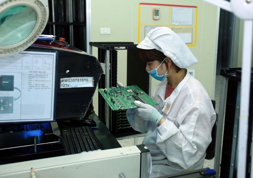 Sản xuất linh kiện điện tử. (Ảnh: Pham Kiên/TTXVN)