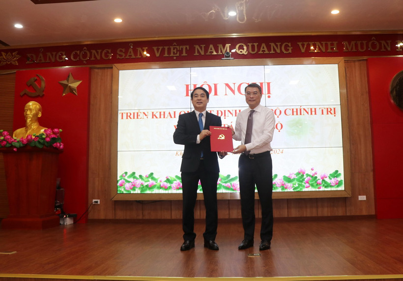 Ông Lê Minh Hưng - Ủy viên Bộ Chính trị, Trưởng Ban Tổ chức Trung ương - trao quyết định của Bộ Chính trị về điều động, chỉ định làm bí thư Tỉnh ủy Khánh Hòa cho ông Nghiêm Xuân Thành. (Ảnh Đặng Tuấn/TTXVN)