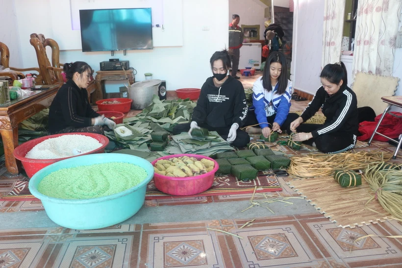 Gói bánh chưng tại làng bánh chưng Vĩnh Hòa, xã Hợp Thành, huyện Yên Thành, tỉnh Nghệ An. (Ảnh: Bích Huệ/TTXVN)