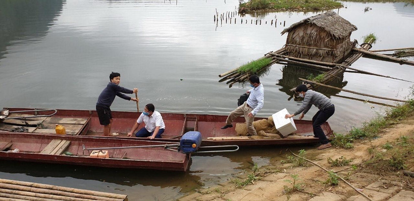 Lực lượng Thú y lấy mẫu xác định nguyên nhân cá trên sông Mã chết bất thường. (Ảnh: TTXVN phát)