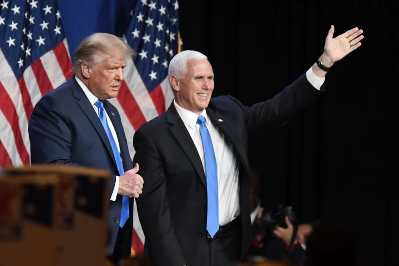 Cựu Tổng thống Mỹ Donald Trump (trái) và cựu Phó Tổng thống Mike Pence. (Ảnh: AFP/TTXVN)