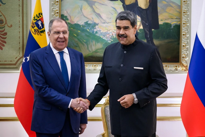 Tổng thống Venezuela Nicolas Maduro (phải) tiếp Ngoại trưởng Nga Sergei Lavrov tại cuộc gặp ở Caracas. (Ảnh: AFP/TTXVN)