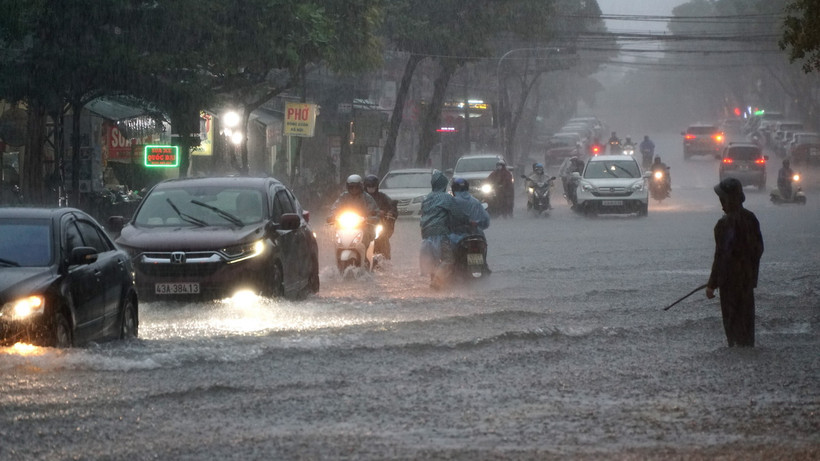 Đường Phan Đăng Lưu (quận Hải Châu, thành phố Đà Nẵng) bị ngập nhiều đoạn do mưa lớn. (Ảnh: Quốc Dũng/TTXVN)