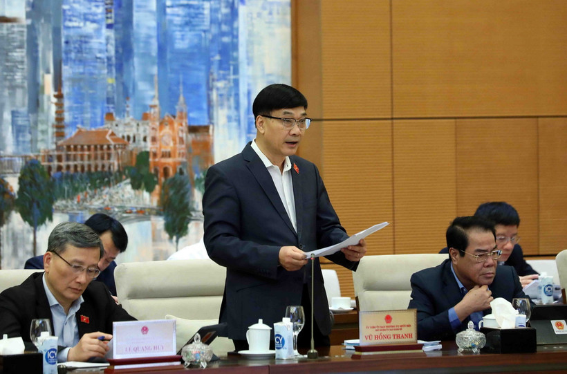 Chủ nhiệm Ủy ban Kinh tế của Quốc hội Vũ Hồng Thanh trình bày báo cáo tóm tắt một số vấn đề lớn tiếp thu, giải trình, chỉnh lý dự thảo luật. (Ảnh: Phạm Kiên/TTXVN)