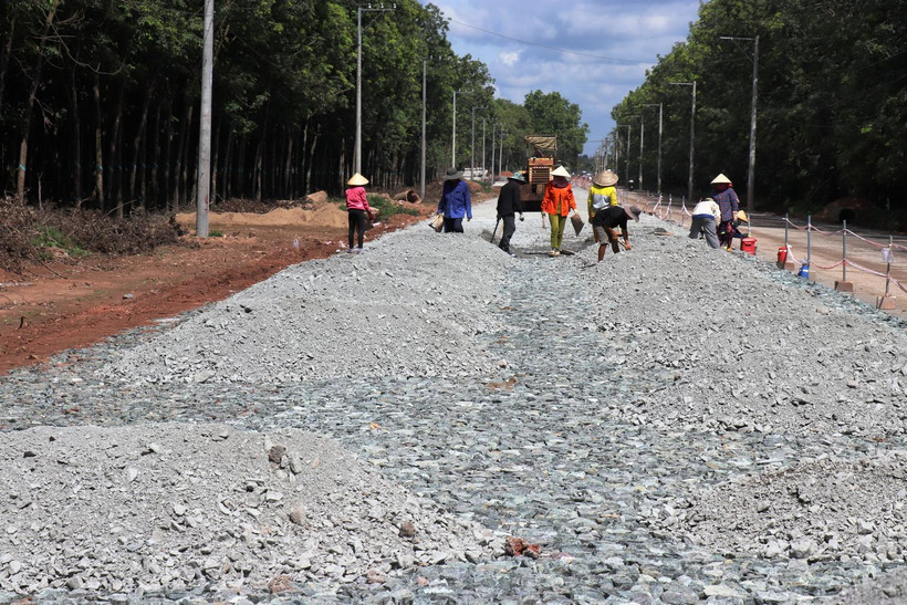 Đơn vị nhà thầu thi công nâng cấp, mở rộng đường Đất Sét-Bến Củi kết nối với tỉnh Bình Dương. (Ảnh: Lê Đức Hoảnh/TTXVN)