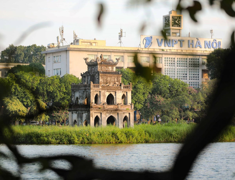 Tháp Rùa, Hồ Hoàn Kiếm ấm áp trong nắng chiều Đông. (Ảnh: Thanh Tùng/TTXVN)