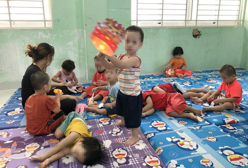 Các trẻ vui chơi cùng các cô giáo, bảo mẫu tại Cơ sở nuôi dưỡng bảo trợ trẻ em Tam Bình. (Ảnh: Thanh/TTXVN)