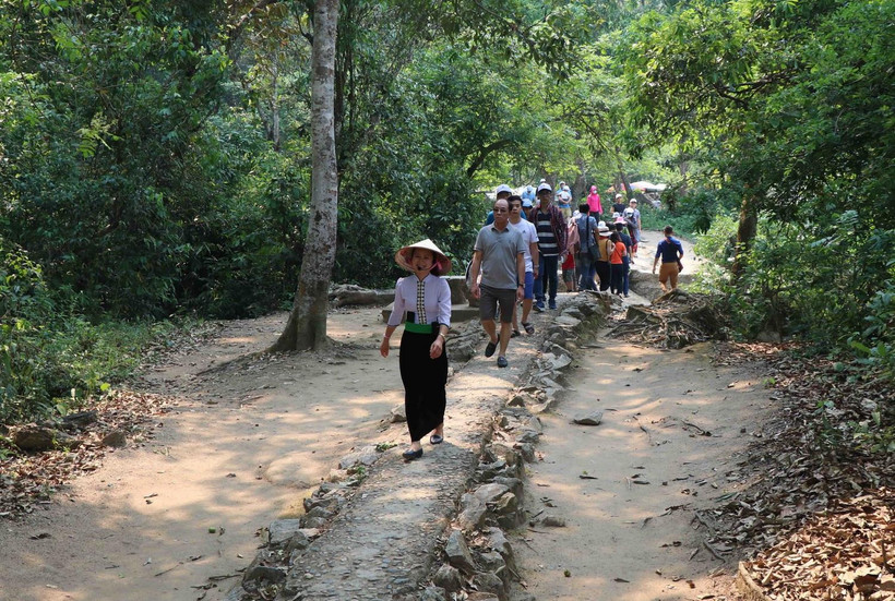 Du khách trong và ngoài nước tới tham quan khu di tích Sở Chỉ huy Chiến dịch Điện Biên Phủ. (Ảnh: Xuân Tiến/TTXVN)