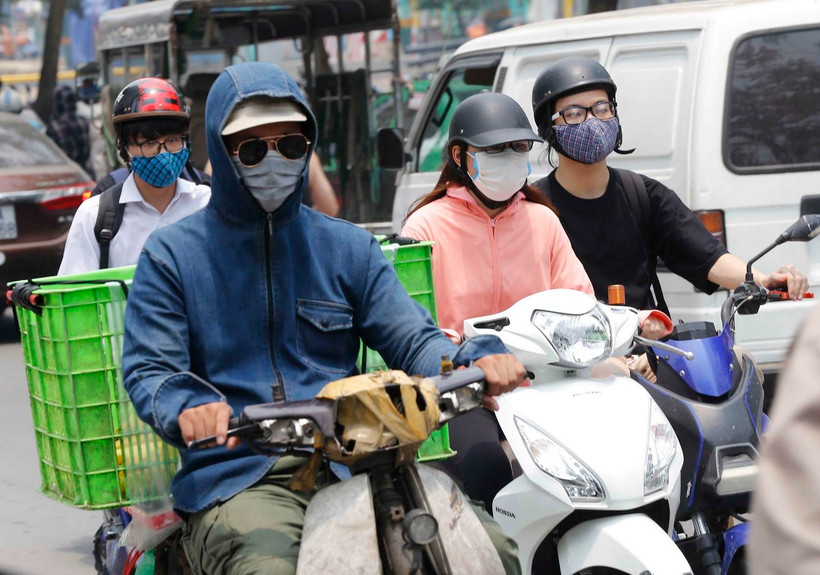 Nhân dân Thủ đô tham gia giao thông trong nắng nóng. (Ảnh: Doãn Tấn/TTXVN)