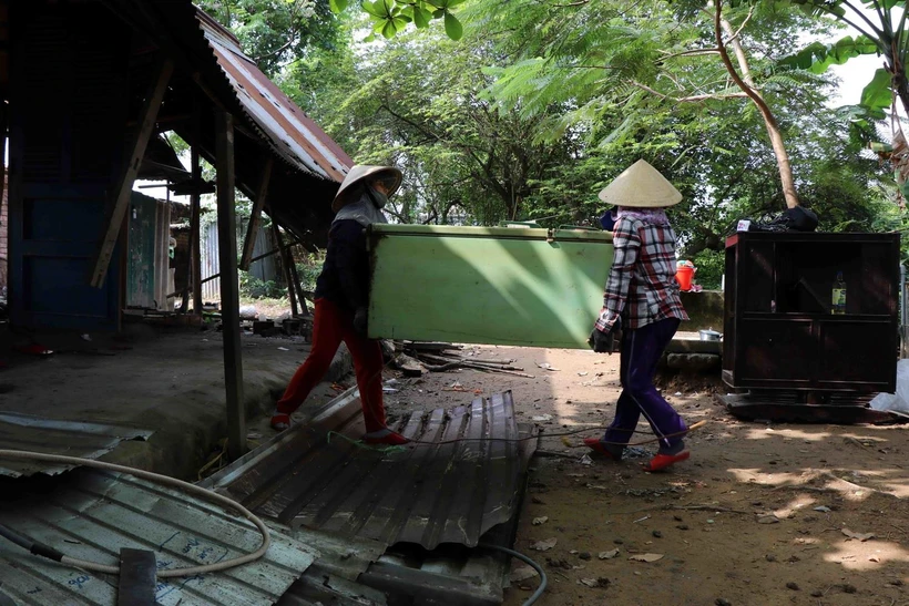 Người dân sống trên Thượng Thành hạ giải những ngôi nhà tạm bợ để đến nơi ở mới, trả lại mặt bằng cho di tích. (Ảnh: Đỗ Trưởng/TTXVN)
