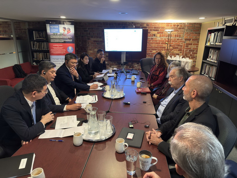 Đoàn Hội đồng dân tộc Quốc hội Việt Nam làm việc tại Alinea. (Ảnh: Hà Linh/TTXVN)