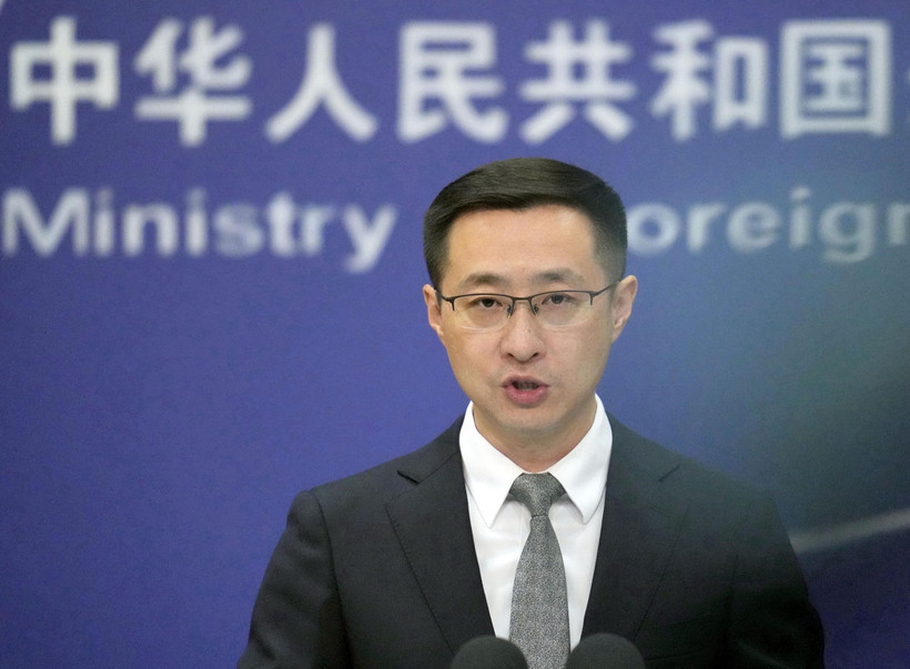 Người phát ngôn Bộ Ngoại giao Trung Quốc Lâm Kiếm phát biểu tại cuộc họp báo ở thủ đô Bắc Kinh. (Ảnh: Kyodo/TTXVN)
