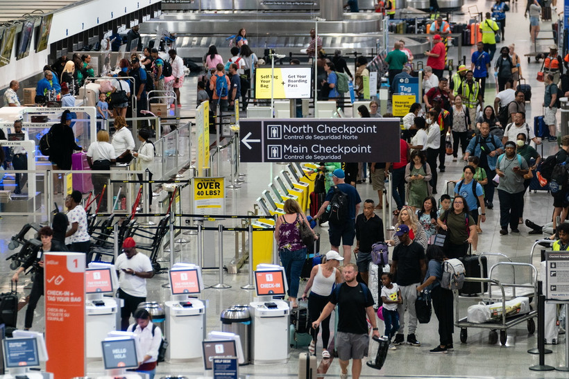Hành khách làm thủ tục tại sân bay ở Atlanta, bang Georgia, Mỹ. (Ảnh: AFP/TTXVN)