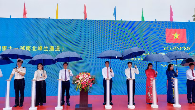 Các đại biểu thực hiện nghi thức ấn đèn Công bố chính thức hai cặp cửa khẩu song phương Hoành Mô (Bình Liêu)/Việt Nam-Động Trung/Trung Quốc. (Ảnh: Thanh Vân/TTXVN)