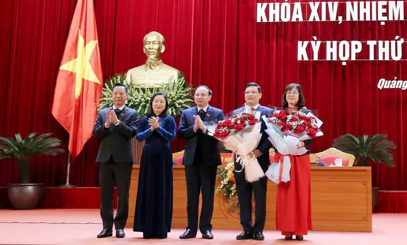 Lãnh đạo Hội đồng Nhân dân tỉnh Quảng Ninh tặng hoa chúc mùng ông Nghiêm Xuân Cường (thứ 2, từ phải sang). (Ảnh: Văn Đức/TTXVN)