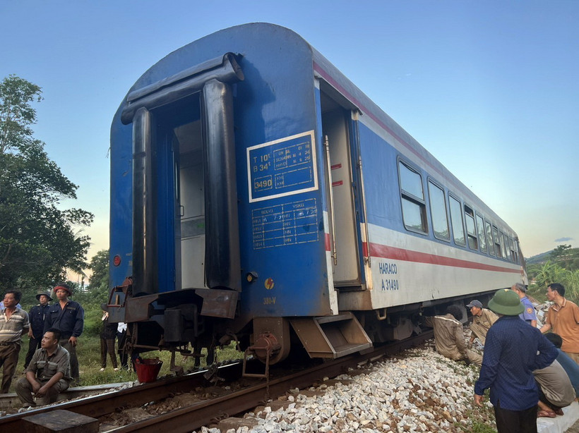 Hiện trường tàu SE 2 bị trật bánh khỏi đường ray tại km 720+950 ở huyện Phú Lộc, tỉnh Thừa Thiên-Huế. (Ảnh: TTXVN phát)