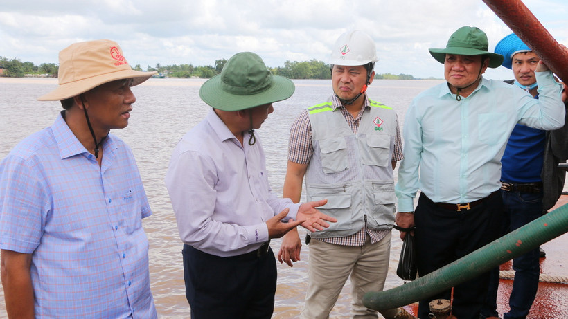 Lãnh đạo Tỉnh ủy, UBND tỉnh Sóc Trăng trao đổi với nhà thầu khai thác. (Ảnh: Tuấn Phi/TTXVN)