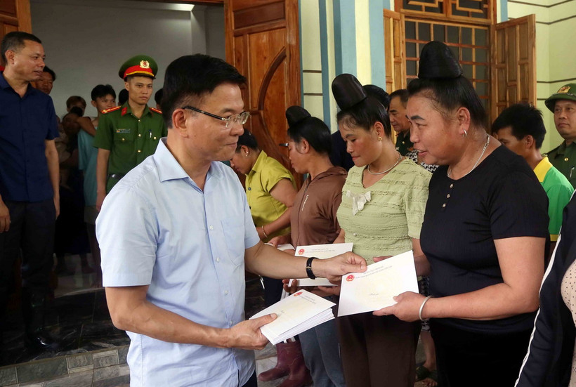 Phó Thủ tướng Lê Thành Long thăm, tặng quà nhân dân bản Phiêng Nghè, xã Chiềng Đen, thành phố Sơn La, tỉnh Sơn La, bị ngập lụt do ảnh hưởng của cơn bão số 2. (Ảnh: Quang Quyết/TTXVN)