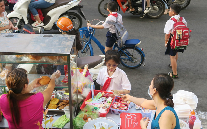 Thực phẩm bán trước cổng trường luôn tấp nập học sinh. (Ảnh: Đinh Hằng/TTXVN)