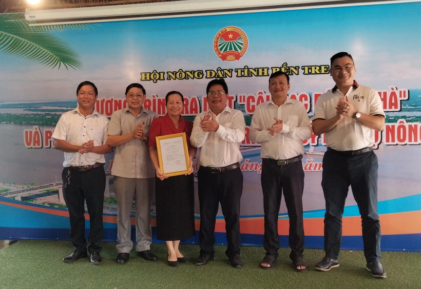 Ra mắt thành viên ban chủ nhiệm câu lạc bộ 5 nhà. (Ảnh: Huỳnh Phúc Hậu/TTXVN)