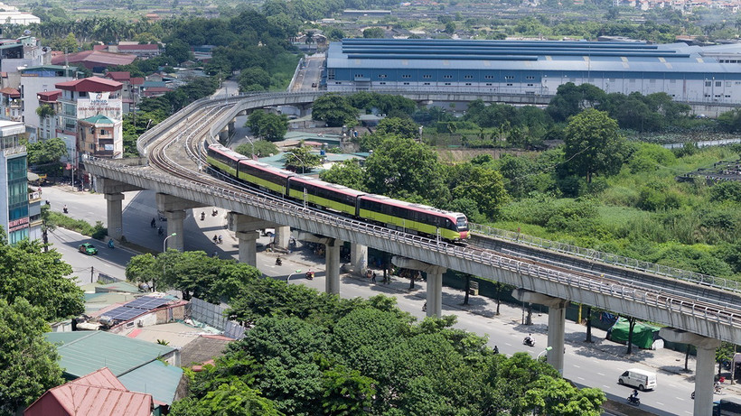 Tàu điện đoạn trên cao từ Nhổn đến Cầu Giấy đã được vận hành đưa vào sử dụng. (Ảnh: Tuấn Anh/TTXVN)