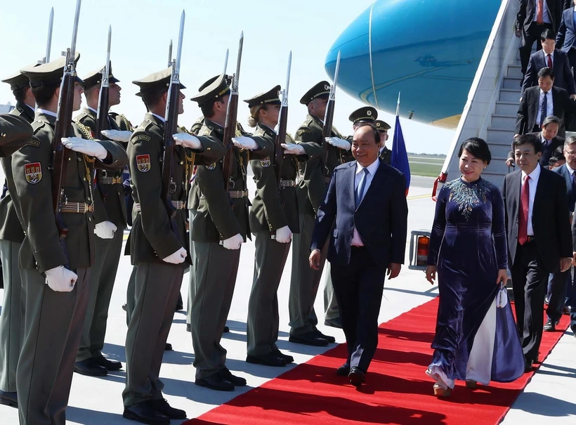 Lễ đón Thủ tướng Nguyễn Xuân Phúc và Phu nhân tại sân bay quốc tế Vaclav Havel, Praha. (Ảnh: Thống Nhất/TTXVN)