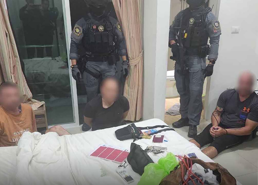 Ian và các bạn bị bắt giữ tại Thái Lan vì đã dàn dựng vụ bắt cóc chính mình. (Nguồn: Oddity Central)